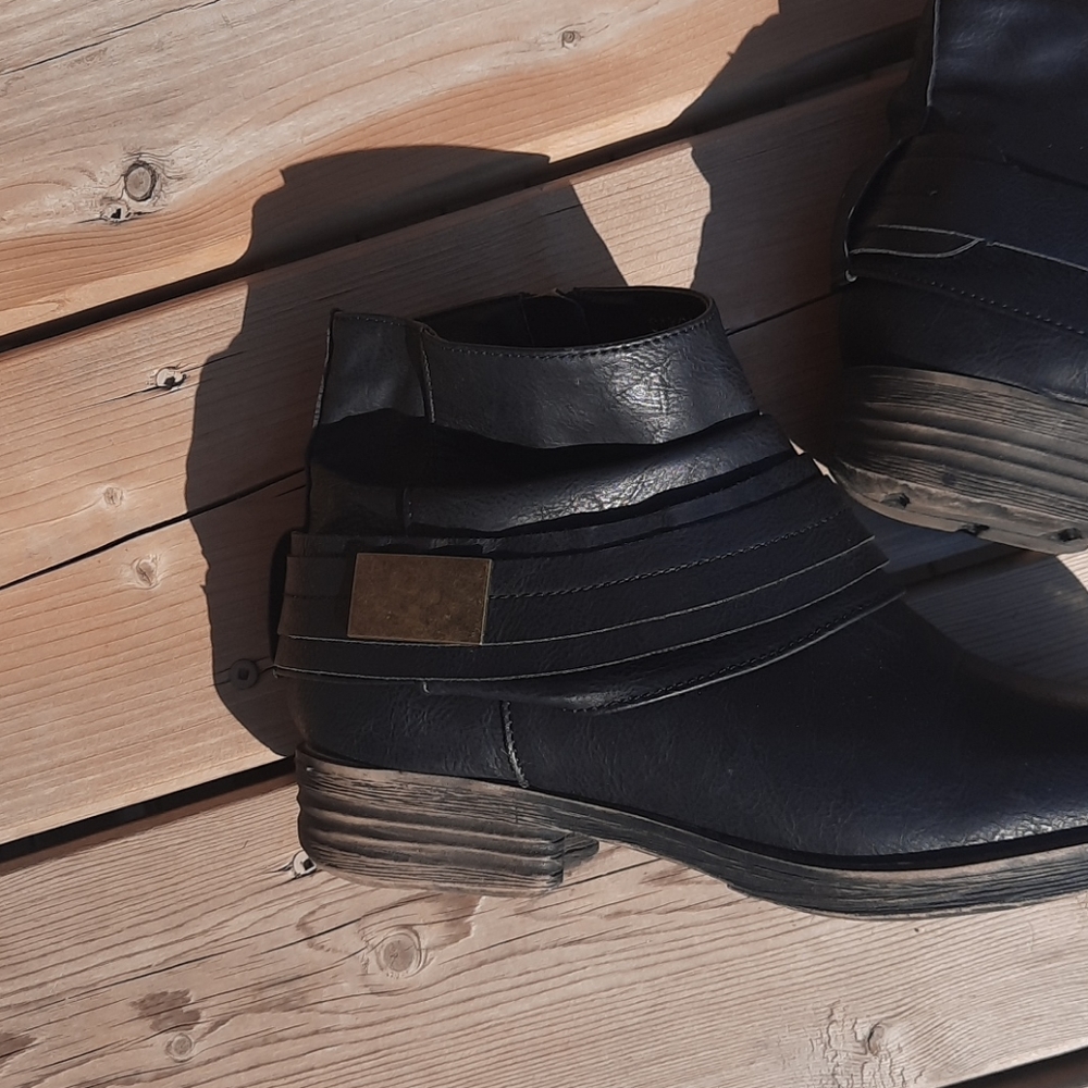 Boots - Picture 3 of 4